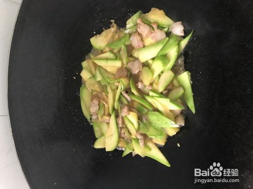 猪肉炒板栗瓜可以吃吗视频,猪肉炒板栗瓜美味食谱分享