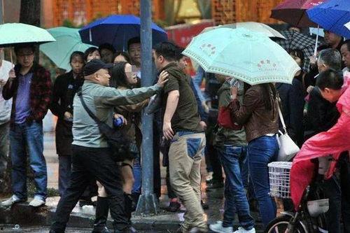 威海头条吃瓜群众事件视频,网络围观下的社会现象解析