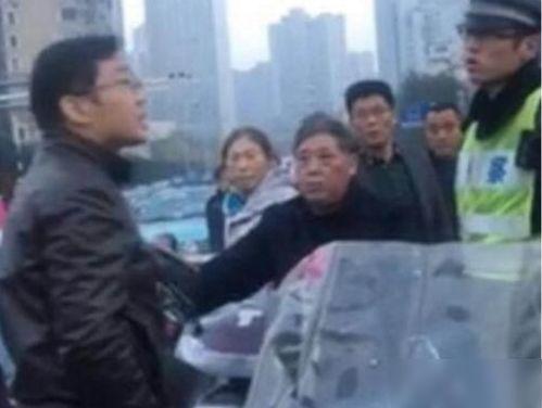 民警救狐狸吃瓜视频,网友围观吃瓜现场