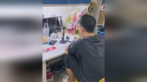 男子窗外吃瓜视频播放,视频走红网络,揭秘现代都市生活百态