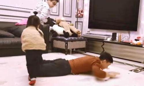 主持人现场吃瓜视频,主持人亲尝瓜果，趣味横生瞬间