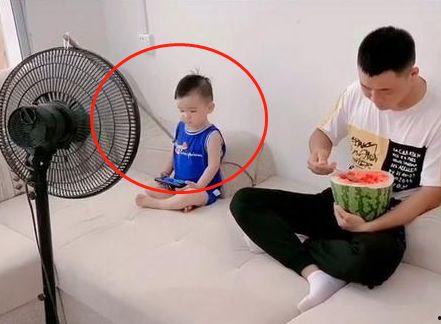 网友吃瓜吃出境界视频,揭秘网友视频中的趣味与智慧